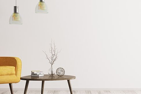 Gelber Sessel und Beistelltisch